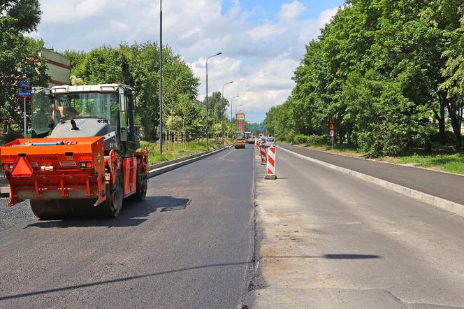 Trwa przemiana ul. Lutomierskiej. Drogowcy pracują przy nowej nawierzchni [ZDJĘCIA]