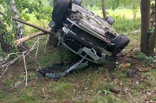 Sportowym bmw roztrzaskał się na drzewie. Wypadek pod Legionowem