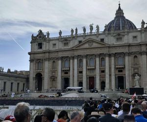 Rzym. Wierni czekają, by złożyć hołd papieżowi Franciszkowi