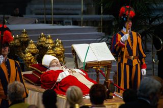 Tak wyglądał pogrzeb Jana Pawła II w Watykanie