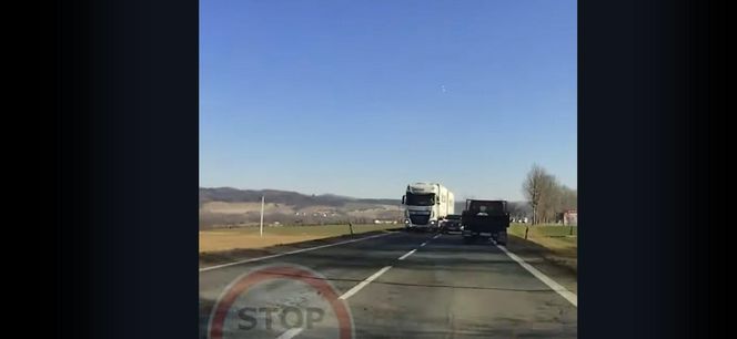 Przerażające nagranie z Kłodzka. Jechał wprost na czołówkę,  "Jaki wariat!"