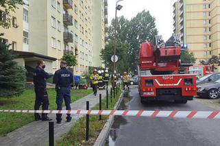 Bełchatów. Pożar w bloku! Płomienie buchały z okna. W domu była rodzina z dziećmi 