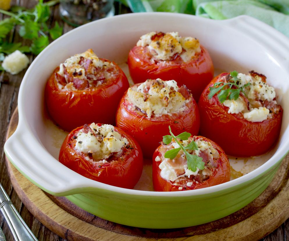 Pomidory zapiekane z białym serem i pesto