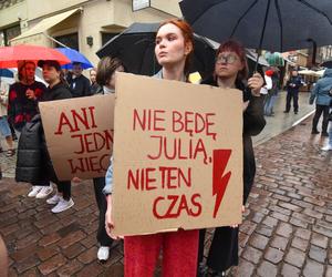 Tłum zwolenników aborcji protestował w centrum miasta. Manifestacja ruszyła pod kurię biskupią i siedzibę PiS
