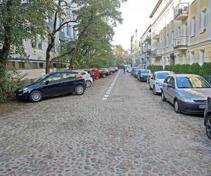 Wymalowali pasy na historycznej nawierzchni w Warszawie. Konserwator zabytków komentuje