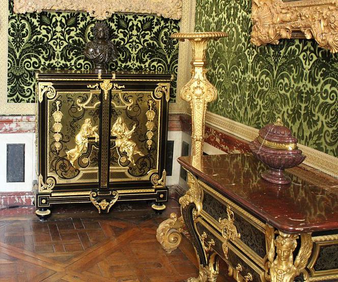Kabinet i konsola w stylu Ludwika XIV, dekorowane markieterią Bulle'a oraz aplikacjami ze złoconego brązu. W rogu widoczny gerydon.