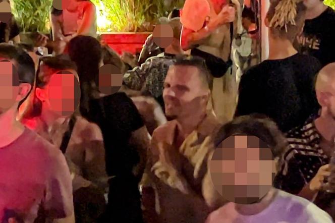 Hakiel bawi się, a nie pije