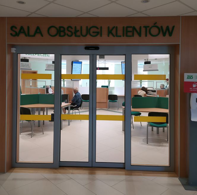 Sala obłsugi klientów w inspektoracie ZUS w Tomaszowie Lubelskim przeszła metamorfozę