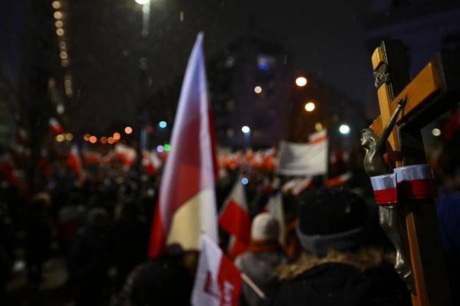 Tłumy rozpoczęły protest pod Sejmem! Uczestnicy solidarni z Mariuszem Kamińskim i Maciejem Wąsikiem