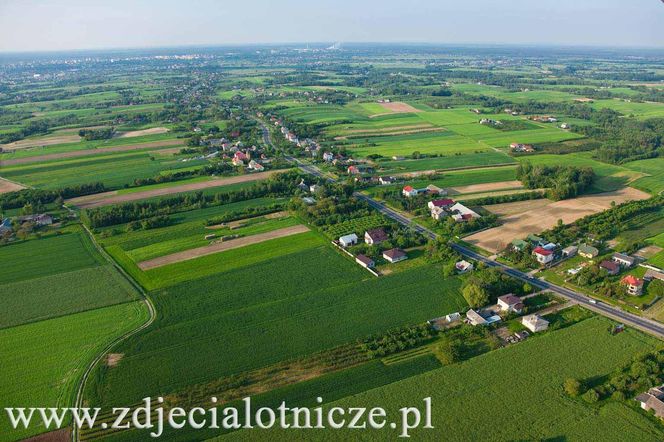 To najbiedniejsza wieś w województwie świętokrzyskim. Słynie z corocznego Święta Chleba