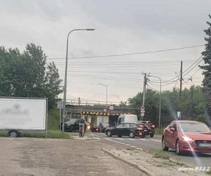 Kierowca dostawczaka utknął pod wiaduktem głupców w Tychach