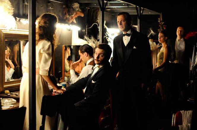 Bodo odcinek 5. Eugeniusz Bodo (Tomasz Schuchardt), Ada (Anna Pijanowska), Feliks Lande (Grzegorz Damięcki)