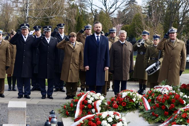 Joanna Racewicz ociera łzy przy grobie męża, pocieszyła ją Barbara Nowacka