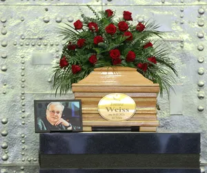 Nieprawdopodobne, co stało się na pogrzebie Janusza Weissa! Takiego wieńca nigdy nie widzieliśmy