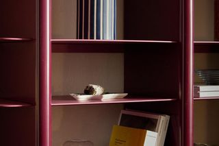 Aranżacja otwartego regału w salonie 