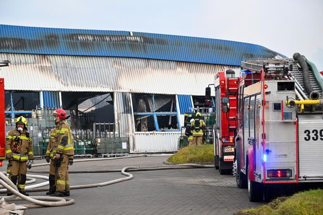 Hala produkcyjna w ogniu! Pożar hali pod Trójmiastem. Zamknięta droga i apel do mieszkańców