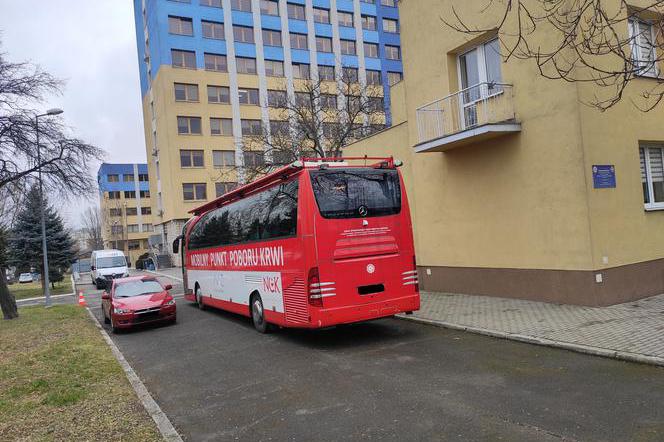 Policjanci organizują zbiórkę krwi pod komendą