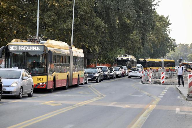 Pasażerowie komunikacji w Warszawie wściekli jak nigdy. 100 minut w korku. Wszystko stoi