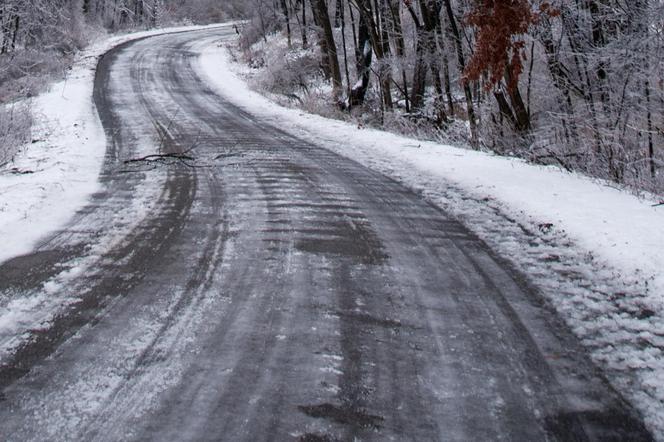 Deszcz ze śniegiem i śmiertelne zagrożenie na drogach. Pogoda da nam w kość