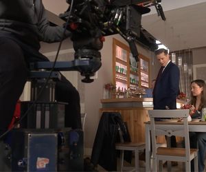 Na Wspólnej na planie. Darek Żbik (Michał Mikołajczak), Aneta (Dorota Krempa), Włodek (Mieczysław Hryniewicz)