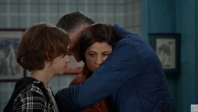 Pierwsza miłość odc. 4046. Artur (Łukasz Płoszajski), Maciek (Yan Polovnikov), Kinga (Aleksandra Zienkiewicz)