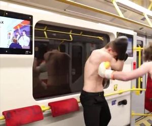 Nielegalna walka w metrze w Warszawie. Szokujące sceny w pociągu! 