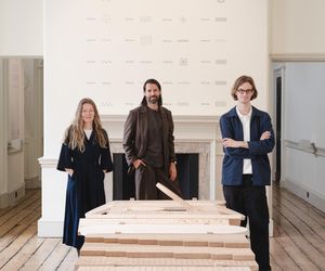 Rzeźbione drewno opowiada o oczekiwaniu. Polski Pawilon z medalem na London Design Biennale 2025