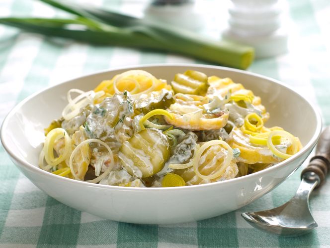 Sałatka z pora i ziemniaków z ogórkami konsewowymi