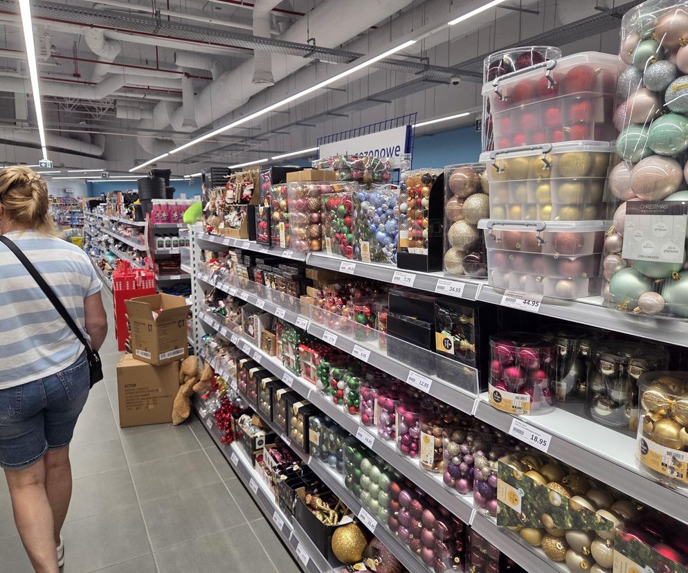 Lato się kończy, a w sklepach już święta Bożego Narodzenia. Klienci w szoku. To przesada!