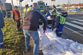 Trwa walka o osiedle Marszowice we Wrocławiu. Na miejscu pracują żołnierze i strażacy 