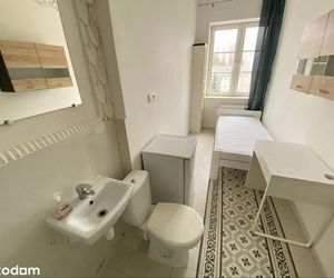 Kawalerka, jak więzienna cela. Sedes i lodówka obok łóżka. 9-metrowy „mikroapartament” za 1600 zł