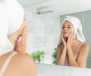 Ile kremu powinno się nakładać na twarz? Odpowiedź dermatolożki może zaskoczyć