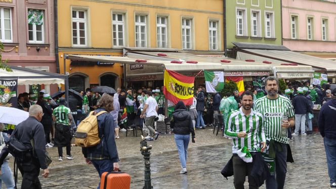 Gorąco przed finałem Ligii Konferencji we Wrocławiu. Tysiące kibiców na Rynku