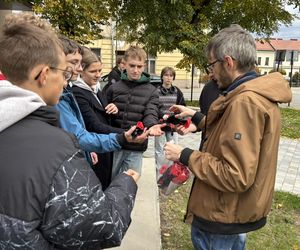 Uczniowie sadzili żonkile przy skwerze pamięci