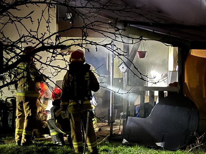 Zwęglone ciało człowieka w spalonym budynku. Tragiczny pożar w Warszawie