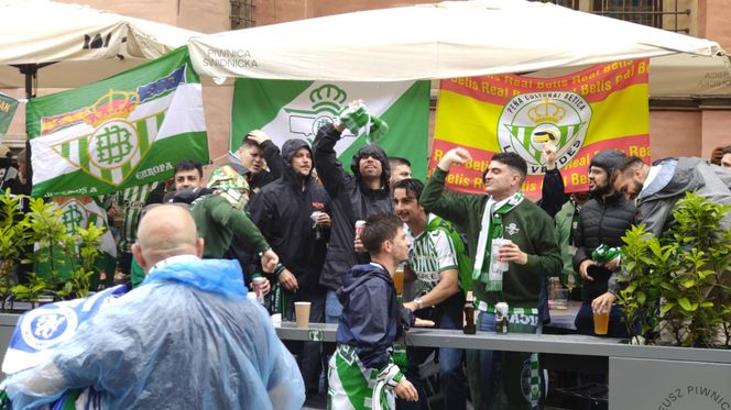 Gorąco przed finałem Ligii Konferencji we Wrocławiu. Tysiące kibiców na Rynku