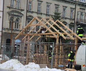 Trwa montaż szopki bożonarodzeniowej „pod Pedetem” w Lublinie