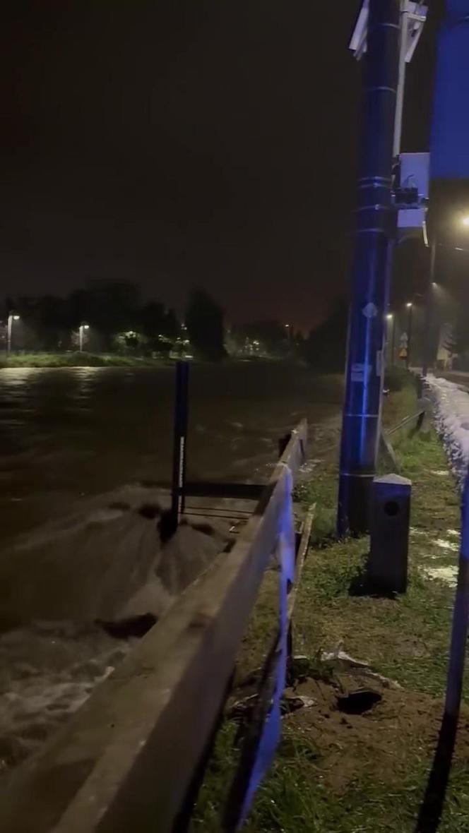 Zagrożenie powodziowe w Głuchołazach. Walka o utrzymanie Białki w ryzach, ewakuacja mieszkańców