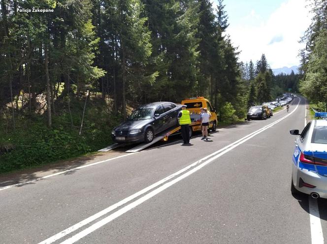 Policja odholowywała samochody na Łysej Polanie
