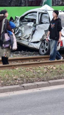 Poważny wypadek na Zamenhofa w Poznaniu. Tramwaj zderzył się z samochodem osobowym