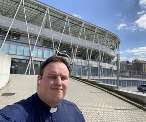 Ksiądz Marcin Stopka został spikerem stadionowym