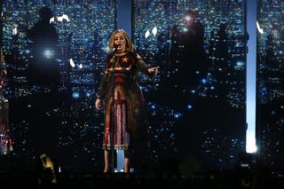 Wielki dramat Adele! Rzuca śpiewanie, bo rośnie jej BRODA