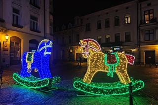 Tarnów. Plac Kazimierza ozdobiony przed Bożym Narodzeniem. Wygląda, jak w bajce