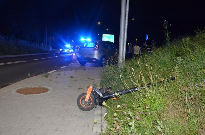 ramatyczny wypadek pod Krakowem. 17-latek na hulajnodze zderzył się z samochodem. Doznał poważnych obrażeń