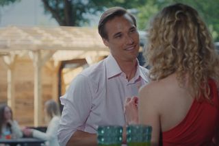 M jak miłość, odcinek 1887. Olek (Maurycy Popiel), Klaudia (Magdalena Dwurzyńska)