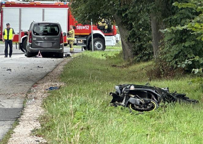 Tragedia pod Pruszkowem! Huknął motocyklem w osobówkę. Na ratunek nie było szans