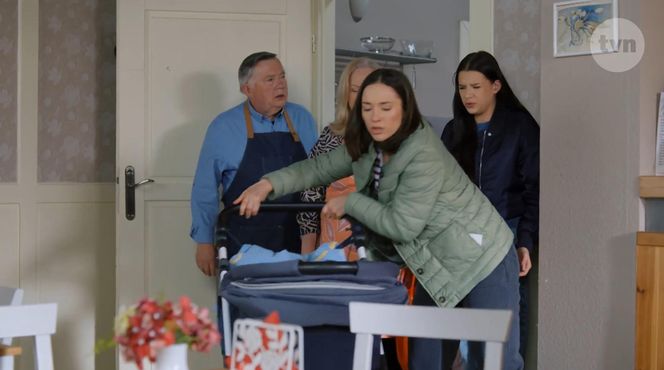 Na Wspólnej odc. 4057. Ania (Sonia Mietielica), Julka (Maja Oświecińska), Włodek (Mieczysław Hryniewicz), Zofia (Teresa Kwiatkowska)