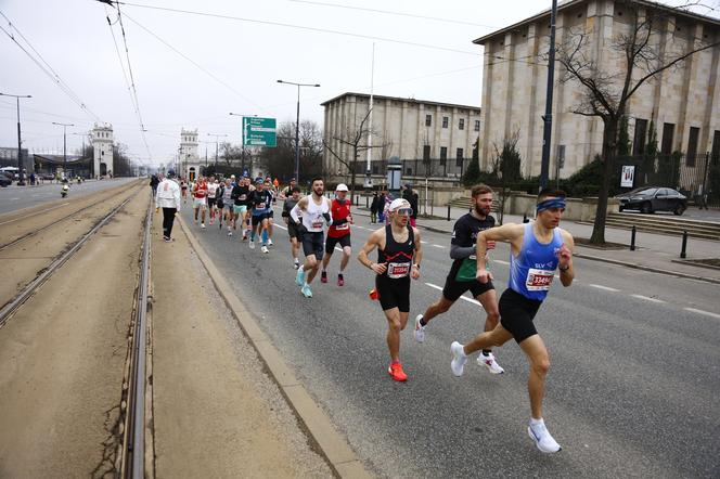 Bieg na Piątkę 2024, Warszawa - zdjęcia. Biegłeś? Szukaj się w galerii!