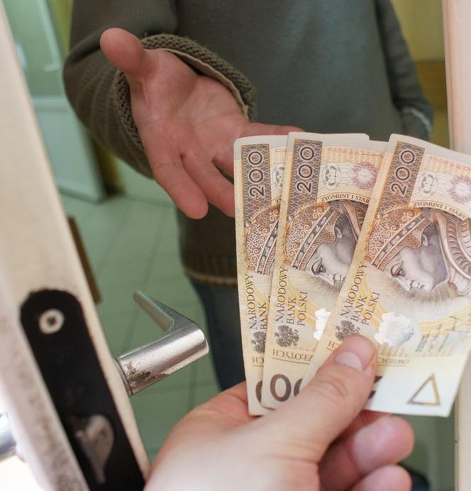 Atak oszustów w Elblągu. Kobieta wyrzuciła reklamówkę z gotówką przez okno