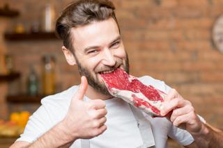 Jedzenie surowego mięsa